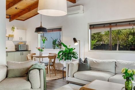 Photo of property in 2/9 London Street, Te Atatu Peninsula, Auckland, 0610