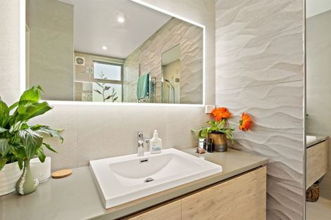 Photo of property in 5 Meanda Gardens, Sunnyhills, Auckland, 2010