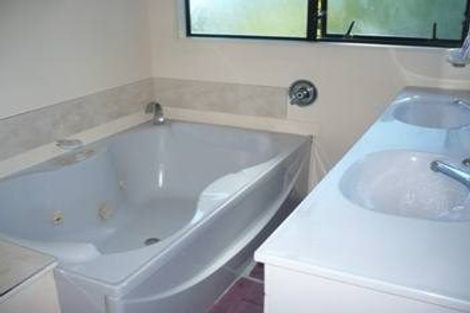 Photo of property in 28 Ronald Macken Place, Windsor Park, Auckland, 0632