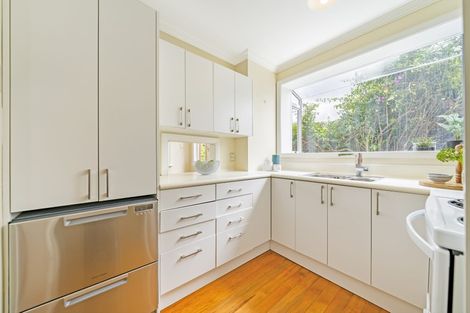 Photo of property in 10 Vista Crescent, Maoribank, Upper Hutt, 5018