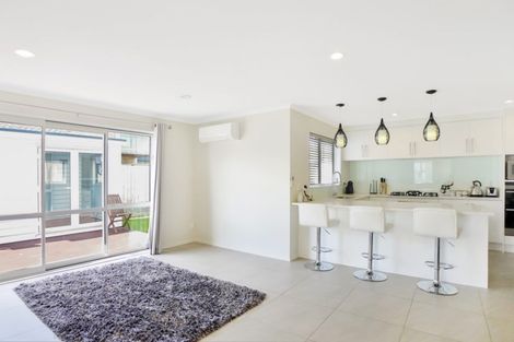 Photo of property in 4 Iwinuku Crescent, Wattle Downs, Auckland, 2103