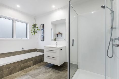 Photo of property in 8 Reserva Crescent, Kumeu, 0810