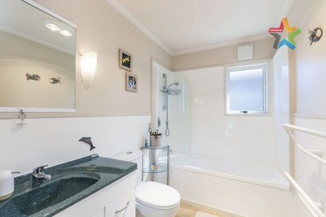 Photo of property in 8 Bennett Grove, Newlands, Wellington, 6037