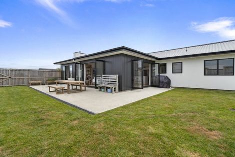 Photo of property in 18 Atlantic Drive, Fitzherbert, Palmerston North, 4410