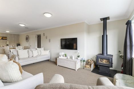 Photo of property in 2/15 Eastwood Rise, Browns Bay, Auckland, 0630