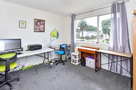 Photo of property in 23 Becker Drive, Weymouth, Auckland, 2103