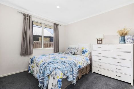 Photo of property in 64 Farnborough Drive, Grandview Heights, Hamilton, 3200