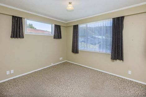 Photo of property in 16 Kentucky Street, Totara Park, Upper Hutt, 5018