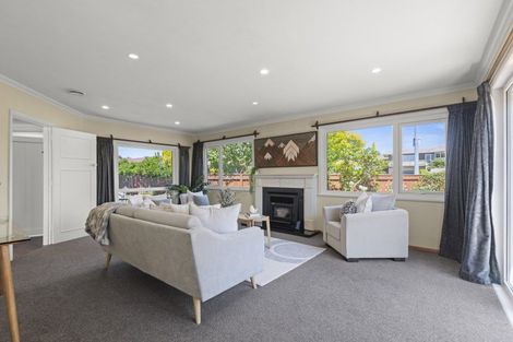 Photo of property in 1 Athlone Place, Hokowhitu, Palmerston North, 4410