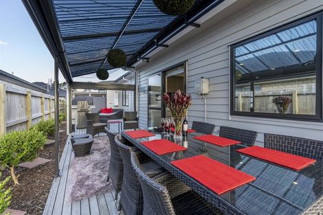 Photo of property in 15 Van Rixel Drive, Kumeu, 0810