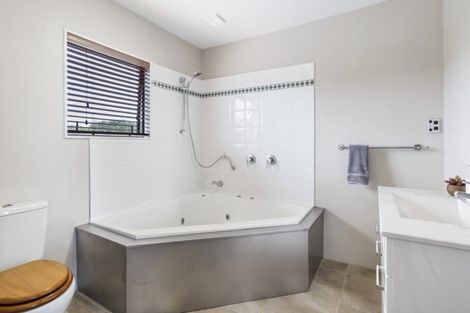 Photo of property in 92 Farm Park Road, Waiuku, 2681