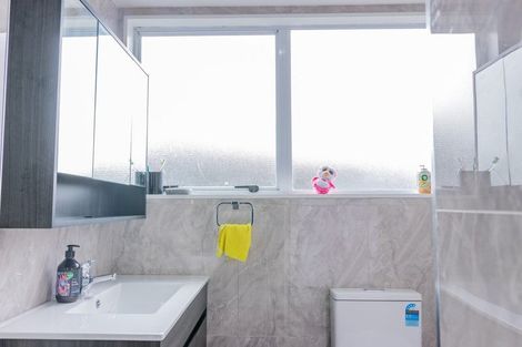 Photo of property in 2/17 Trimdon Street, Randwick Park, Auckland, 2105