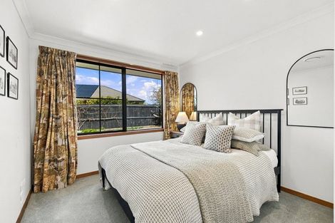 Photo of property in 40 Willowview Drive, Redwood, Christchurch, 8051