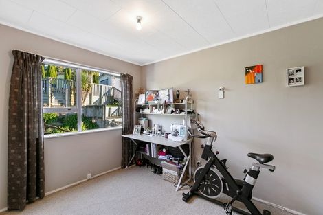 Photo of property in 32a Cheltenham Terrace, Newlands, Wellington, 6037