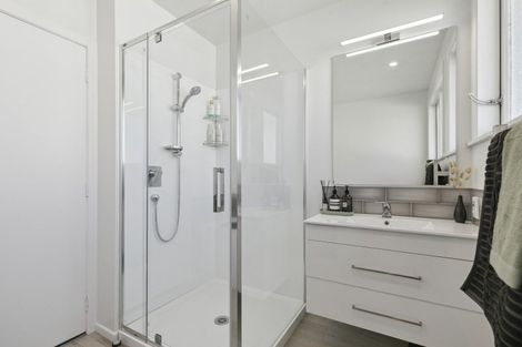 Photo of property in 5 Oswald Crescent, Paparangi, Wellington, 6037