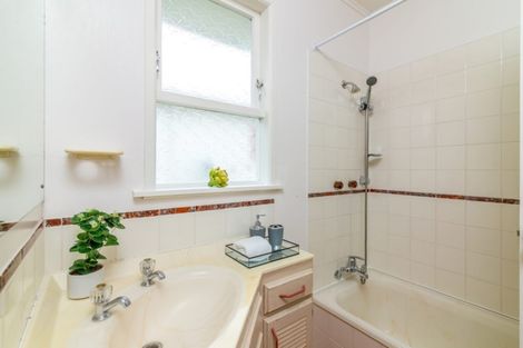 Photo of property in 27 Compton Street, Hillcrest, Auckland, 0627