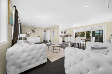 Photo of property in 19 Deverell Place, Northcross, Auckland, 0632