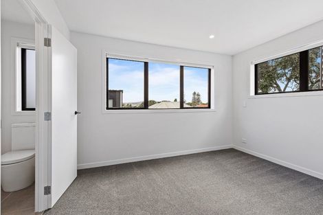 Photo of property in 24 Whanui Place, Mangere Bridge, Auckland, 2022
