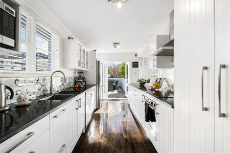 Photo of property in 83 Onewa Road, Northcote, Auckland, 0627