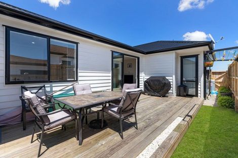 Photo of property in 2 Poutawa Lane, Clarks Beach, 2122