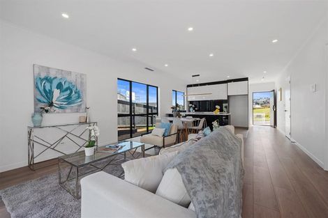 Photo of property in 52 Whakairo Crescent, Gulf Harbour, Whangaparaoa, 0930