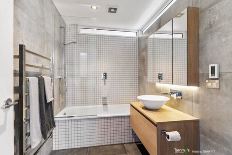 Photo of property in 122 Nicholson Road, Khandallah, Wellington, 6035