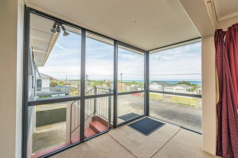 Photo of property in 86 Karaka Street, Castlecliff, Whanganui, 4501