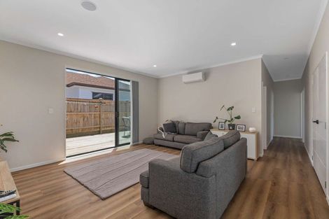 Photo of property in 2 Poutawa Lane, Clarks Beach, 2122