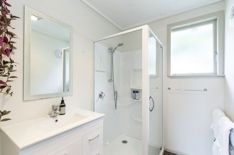 Photo of property in 5 Stella Grove, Newlands, Wellington, 6037