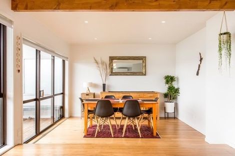 Photo of property in 85 Tiri Road, Tindalls Beach, Whangaparaoa, 0930