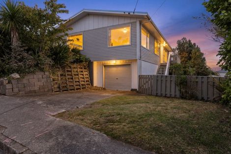 Photo of property in 6 Link Road, Newlands, Wellington, 6037