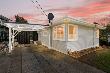 Photo of property in 4 Link Road, Newlands, Wellington, 6037