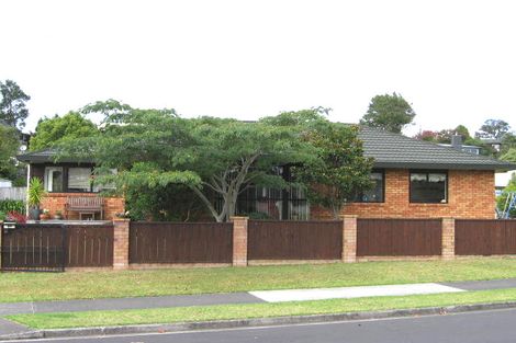 Photo of property in 35 Taupiko Place, Green Bay, Auckland, 0604