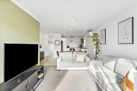 Photo of property in 8 Reserva Crescent, Kumeu, 0810