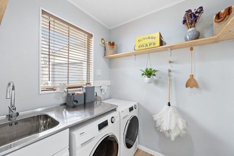 Photo of property in 10 Pimlico Place, Newlands, Wellington, 6037