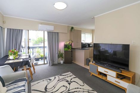 Photo of property in 2/126 Lynwood Road, New Lynn, Auckland, 0600