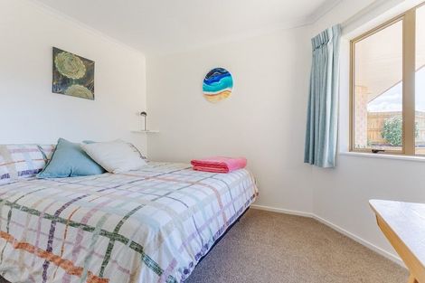 Photo of property in 8 Leanne Way, Waikanae Beach, Waikanae, 5036