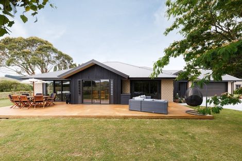 Photo of property in 10 Taumata Rise, Acacia Bay, 3385