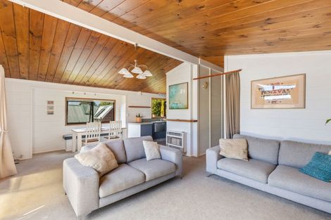 Photo of property in 13 Lindaver Grove, Merrilands, New Plymouth, 4312