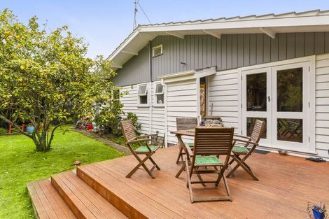Photo of property in 15 Walton Avenue, Waikanae, 5036