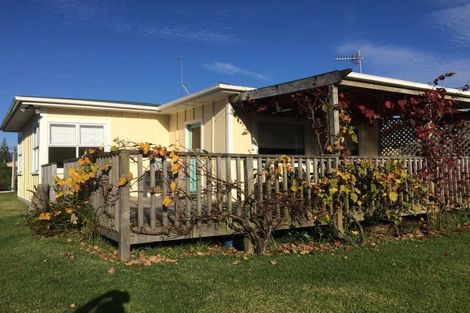 Photo of property in 28 Drake Street, Waikawa Beach, Levin, 5573