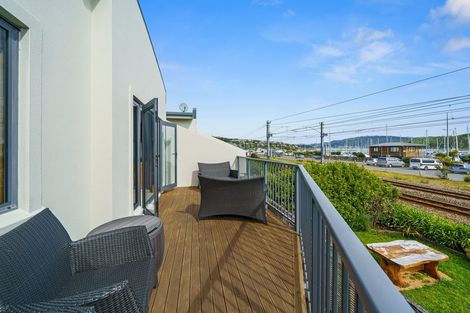 Photo of property in 8 Marina View, Paremata, Porirua, 5026