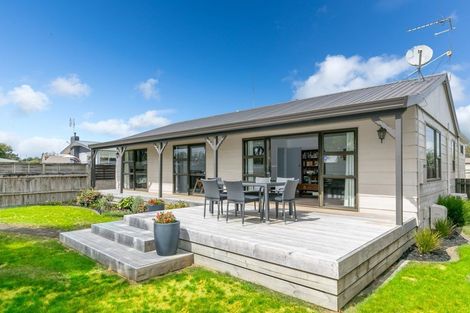 Photo of property in 110 Oakfield Crescent, Pukete, Hamilton, 3200