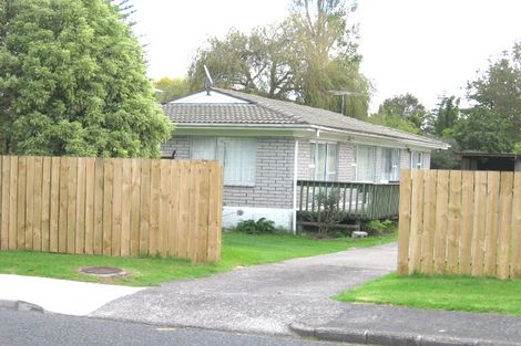Photo of property in 1/12 Dawnhaven Drive, Te Atatu Peninsula, Auckland, 0610