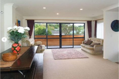 Photo of property in 2 Stella Grove, Newlands, Wellington, 6037