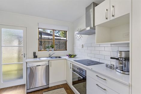 Photo of property in 3/9 Fuchsia Place, Birkdale, Auckland, 0626