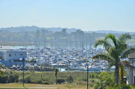 Photo of property in 10 Lupetti Rise, West Harbour, Auckland, 0618