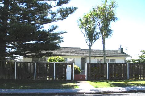 Photo of property in 90 Divich Avenue, Te Atatu South, Auckland, 0602