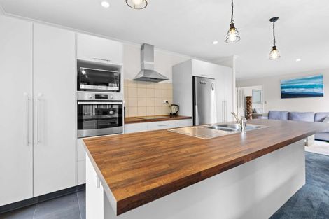 Photo of property in 28 Seabreeze Place, Papamoa Beach, Papamoa, 3118