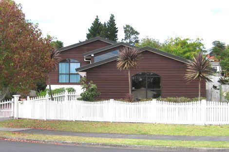 Photo of property in 37 Taupiko Place, Green Bay, Auckland, 0604